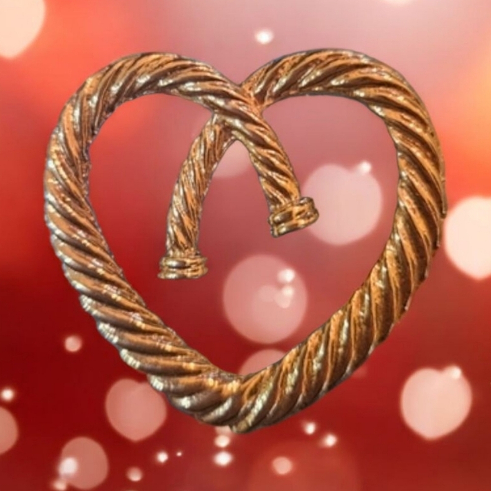 Vintage Rope Twist Heart shape gold toned Brooch In Excellant Condition